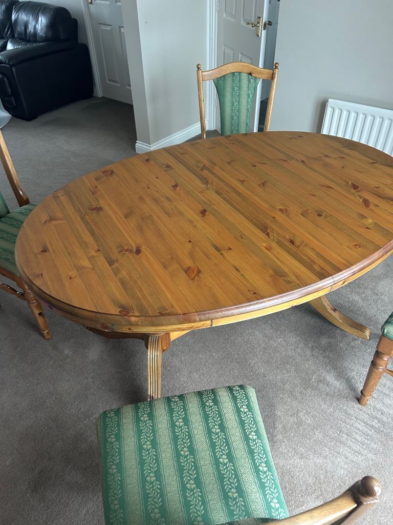 DUCAL Extendable dining table and 4 matching chairs. 