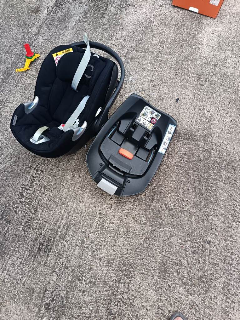 Cybex Baby Car Seat with ISOFIX Base – Black, Good Condition
