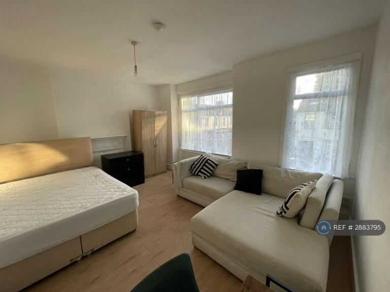 5 bedroom house in Woodlands Road, Southall, UB1 (5 bed) (#2883795)