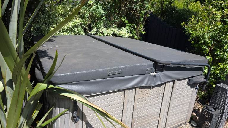 Hot tub lid and lifter