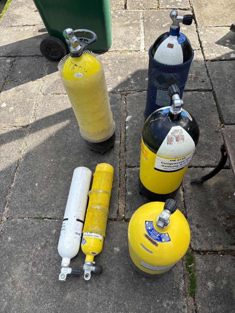 6 diving cylinders (air)