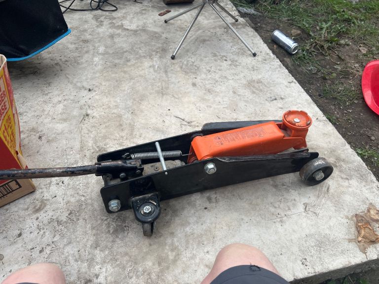 3 tonne Halfords trolly jack 