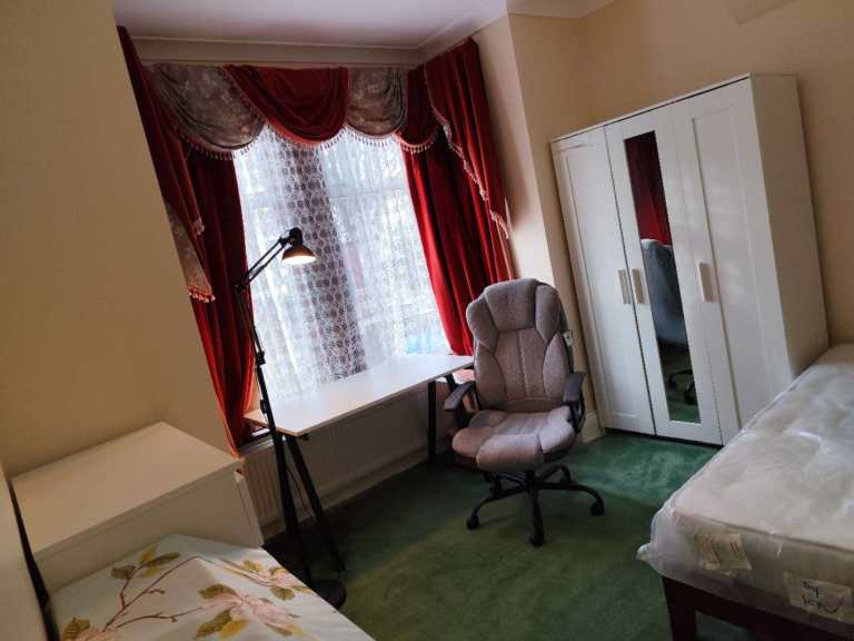 Spacious clean beautiful quiet double room including all bills only 3 min.walk to East ham station