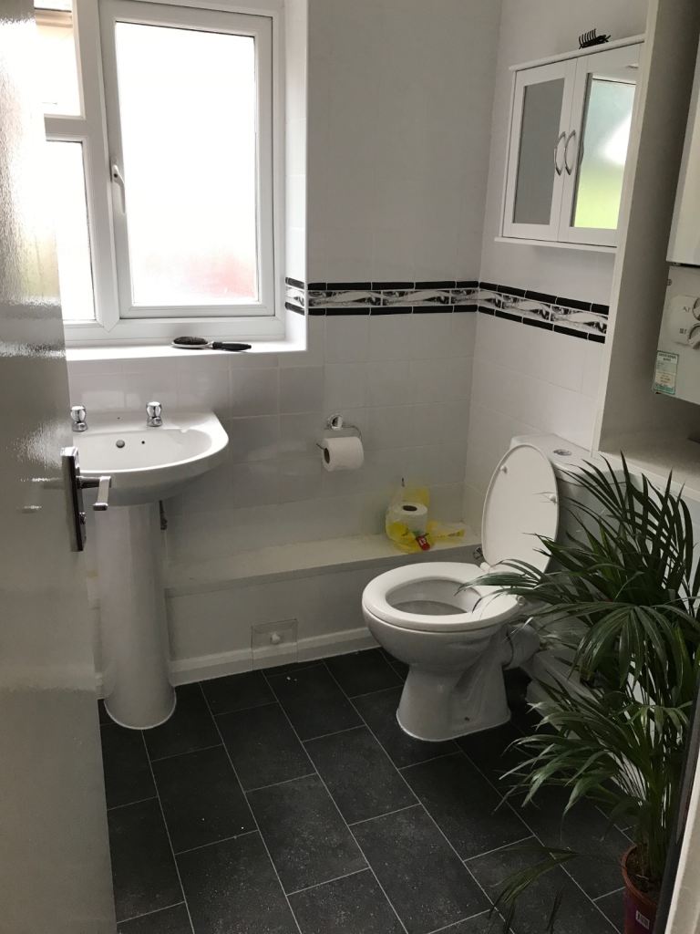 All bills included near the TRAIN STATION and High Street