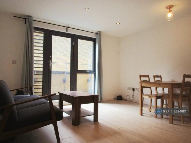 1 bedroom flat in Star Road, London, W14 (1 bed) (#2894810)