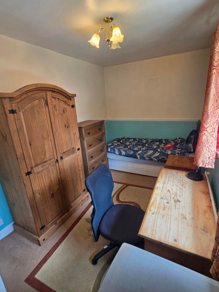 Large Single Room in share house 