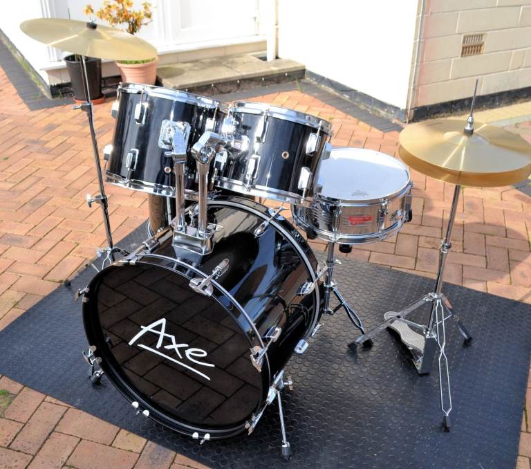 DRUM KIT - COMPLETE WITH STANDS & CYMBALS