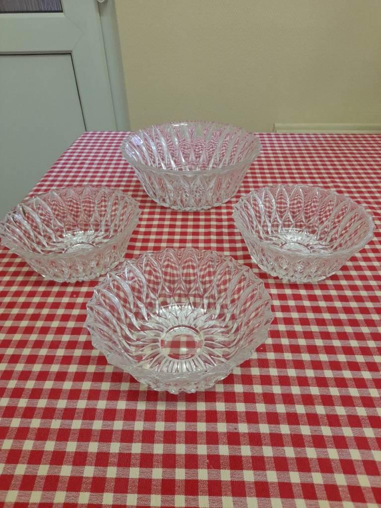 Quality, strong, glass bowls. 1x large bowl and 3x smaller bowls