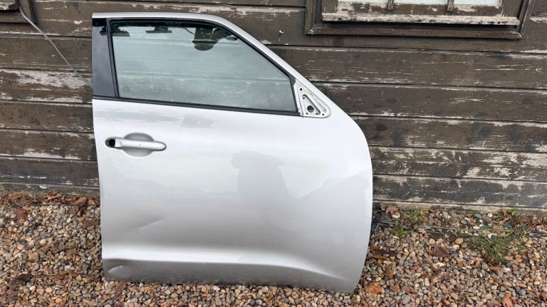 2013 nissan juke driver side front door