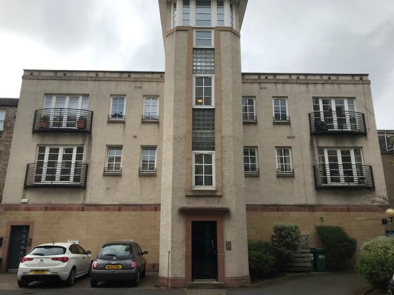 2 bed flat by the Meadows with secure parking