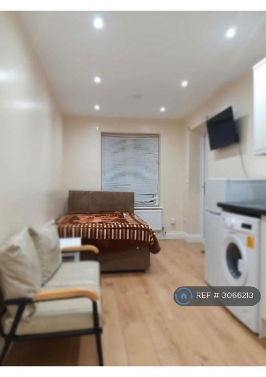 Studio flat in Ditton Road, Datchet, Slough, SL3 (#3066213)