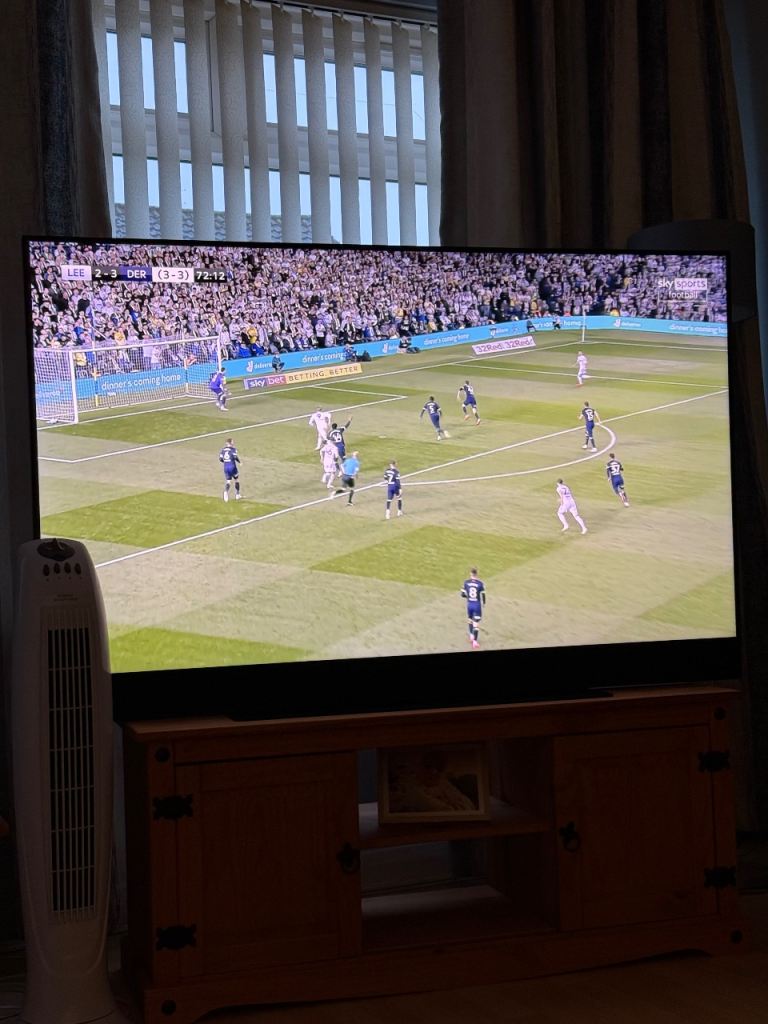 Sky glass 65 inch smart tv with biltin sound bar, and smart remote.