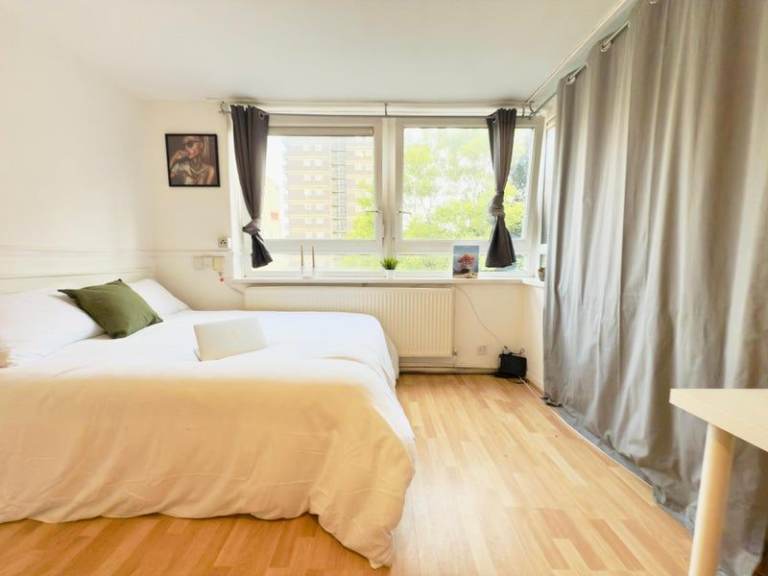 3 rooms available in a share flat Hanbury Street E1