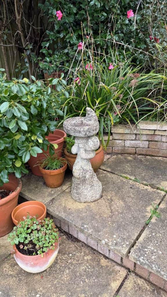 Lovely cherub bird bath