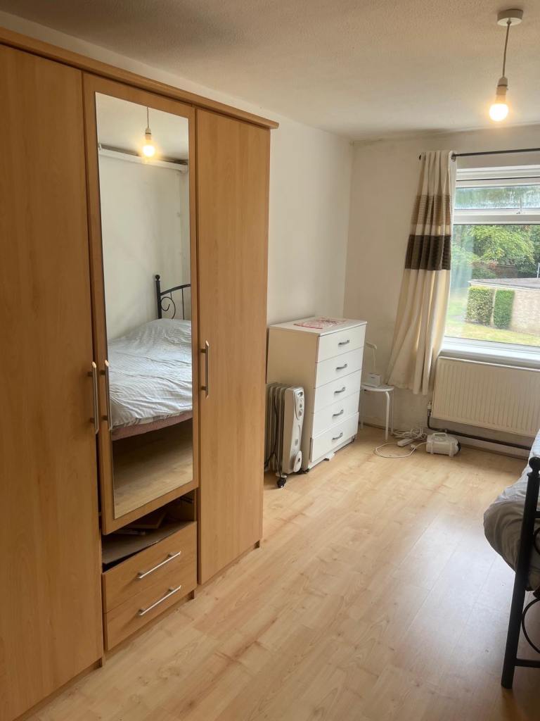 Double room in South Croydon . UC/DSS welcome. Inclusive of all bills £600pcm. CR2 6NJ.