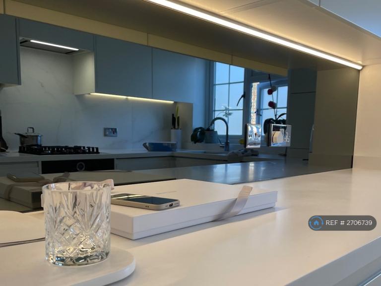 2 bedroom flat in Page Meadow, London, NW7 (2 bed) (#2706739)