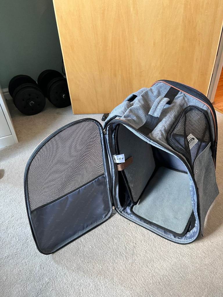 Pet carrier backpack for small-medium cat / small dog