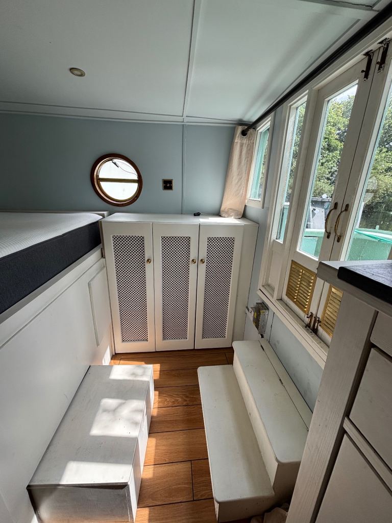 60 x 10 widebeam canalboat perfect for 1/2 people - new skylight installed