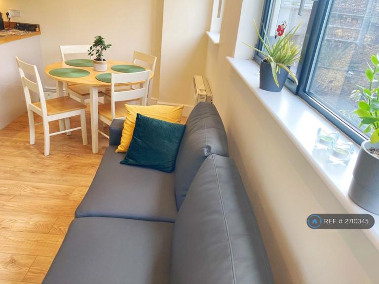 2 bedroom flat in Tower Bridge Road, London, SE1 (2 bed) (#2710345)