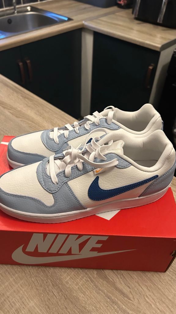 Nike low men’s trainers uk size 10 brand new 