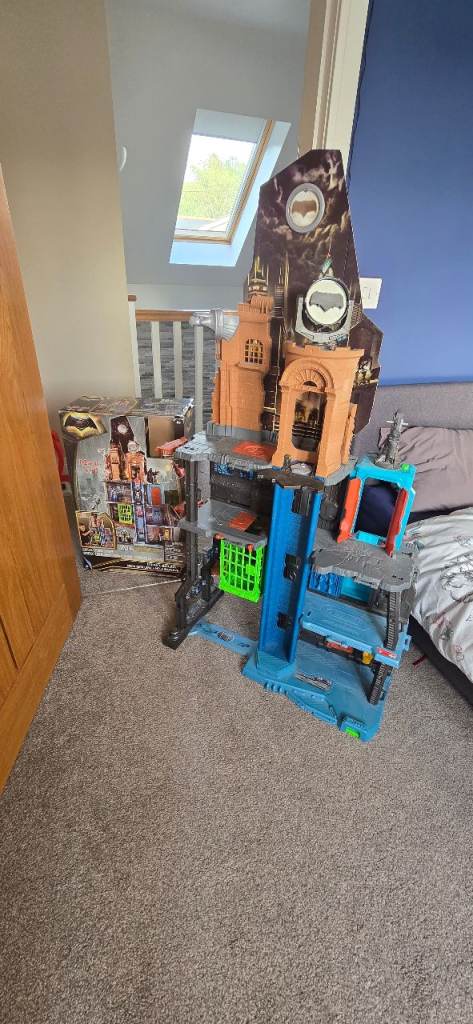 DC Comics Imaginext Batcave Playset – Great Condition