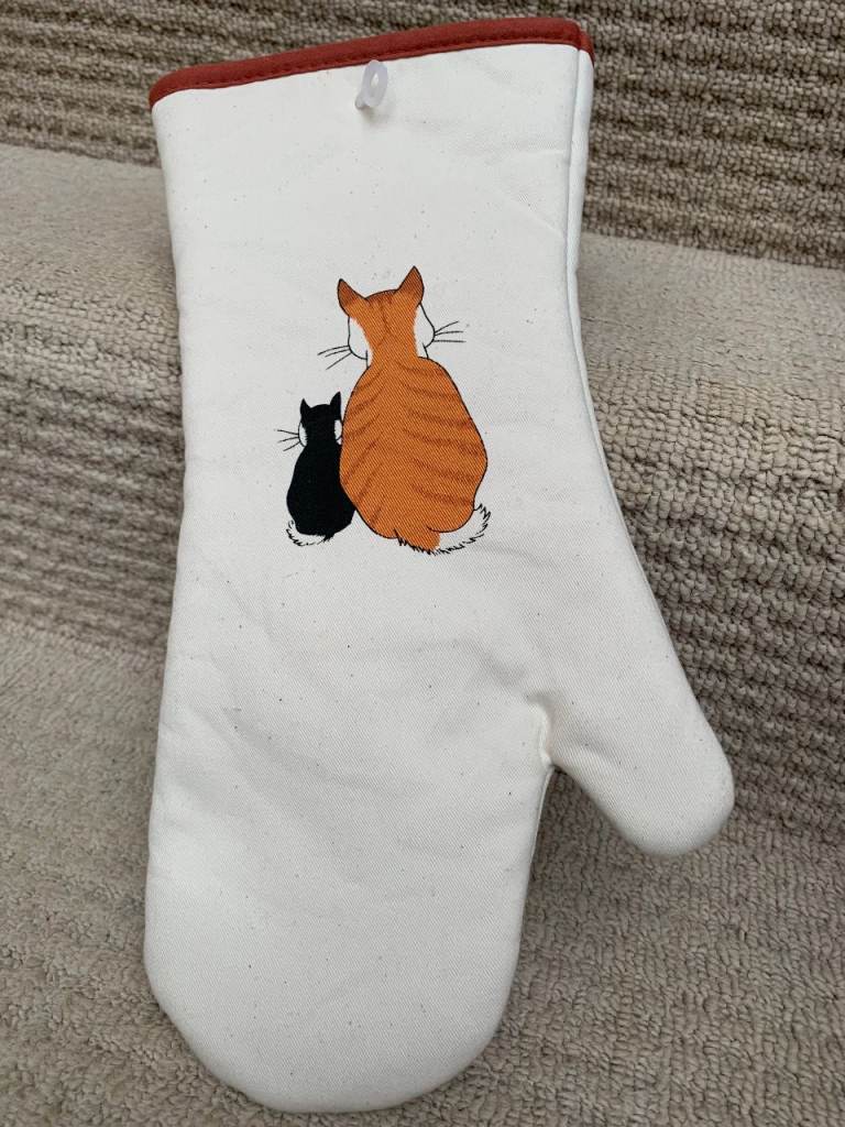 (FOR CAT LOVER) - OVEN GAUNTLET AND A BOOK ABOUT CATS - NEW BUNDLE -