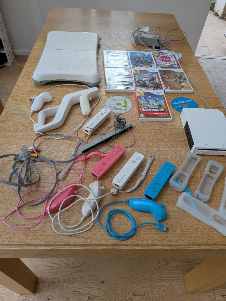 Nintendo Wii Console Bundle with Games and Accessories