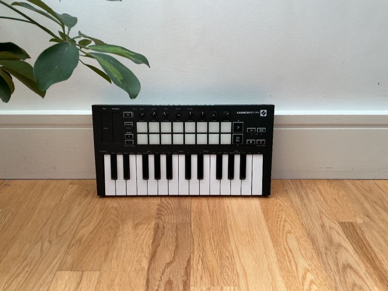 Novation Launchkey MIDI Keyboard Controller – Excellent Condition
