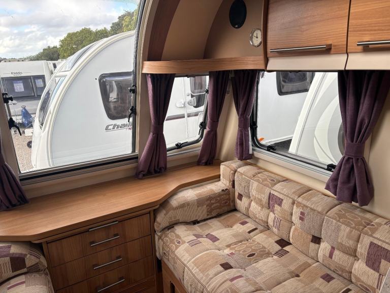  BAILEY UNICORN VIGO - FIXED TRANSVERSE ISLAND BED CARAVAN + MOTORMOVER 