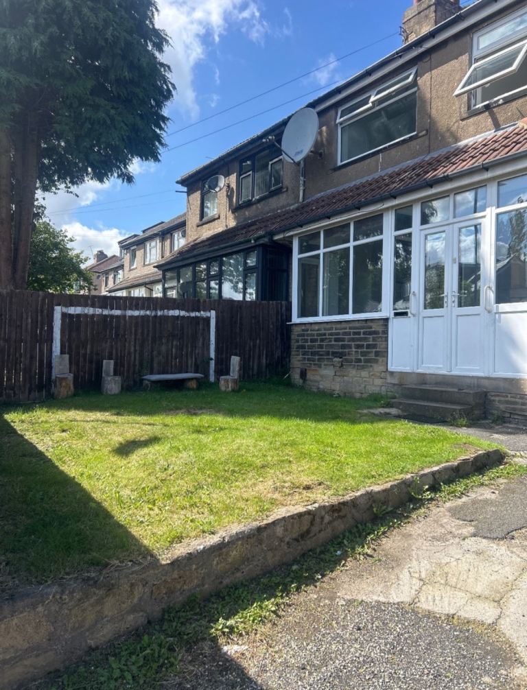 3 Bedroom Semi Detached House To Let Bradford BD9 Heaton Front & Back Garden Driveway & Garage