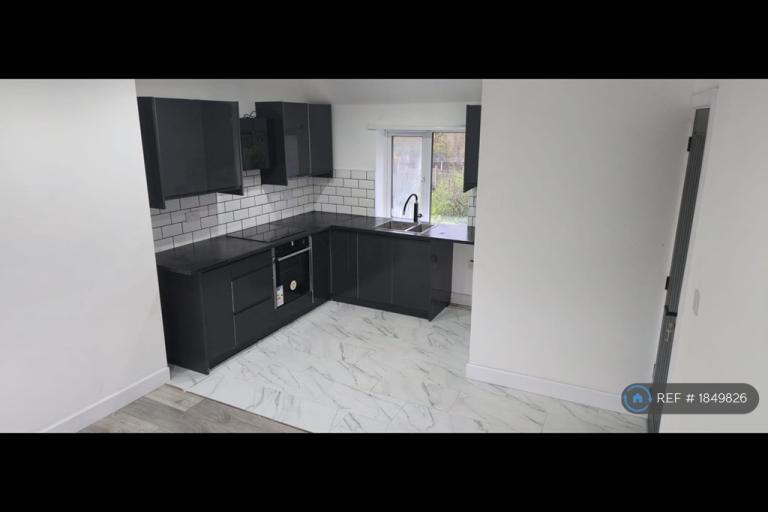 2 bedroom flat in Little John Drive, Nottingham, NG21 (2 bed) (#1849826)