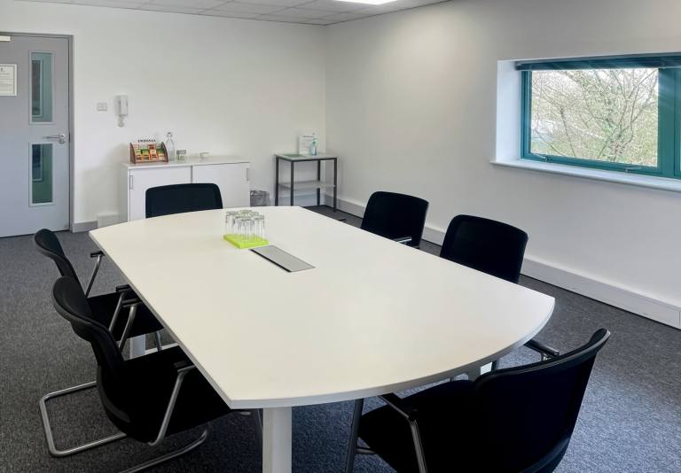 Havant - PO9 1HS \ Serviced Office for 4 Workstations
