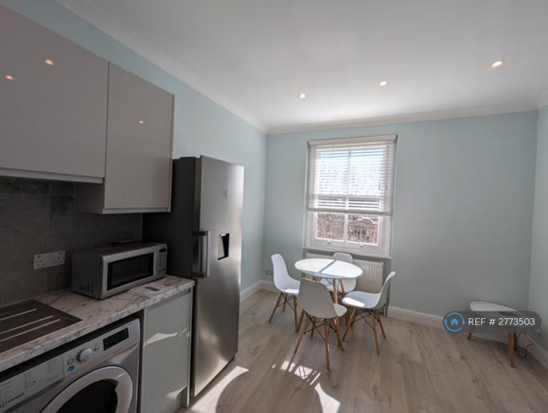 2 bedroom flat in Cambridge Gardens, London, W10 (2 bed) (#2773503)
