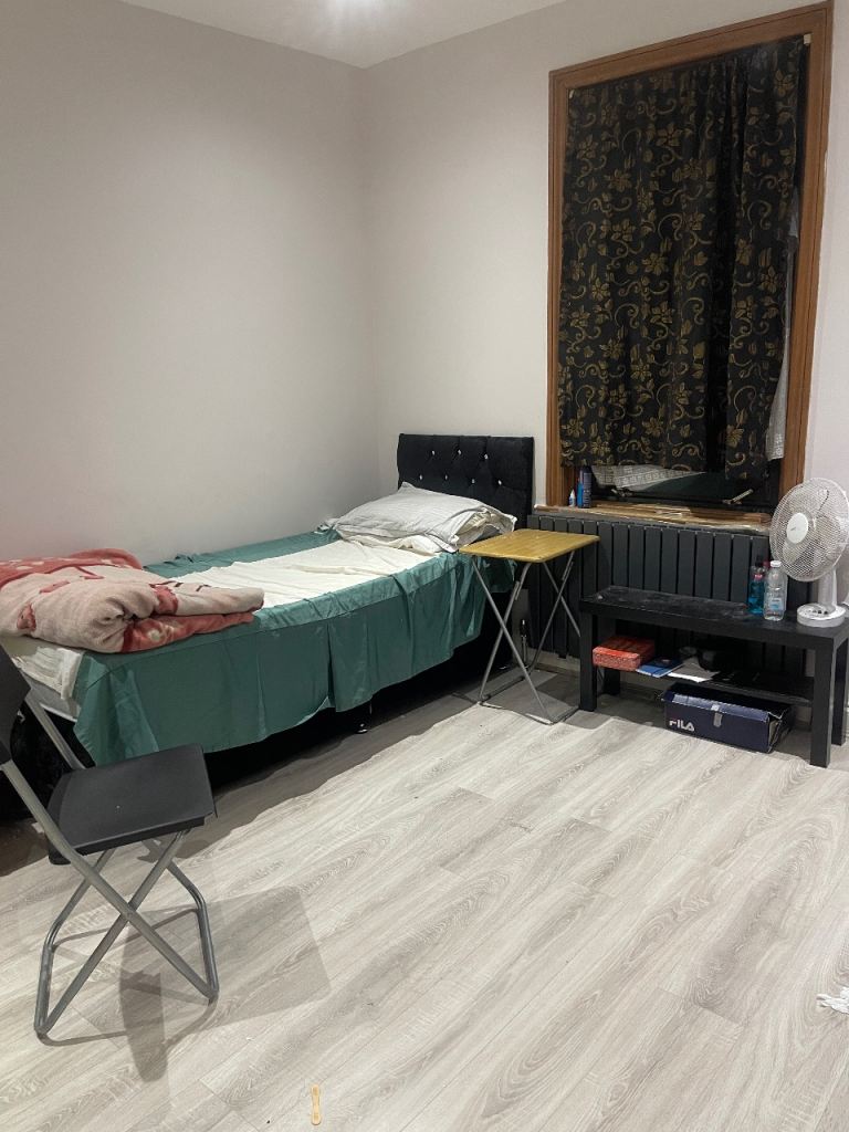 Double Room for Rent (Girls/Couples) Near Seven Kings