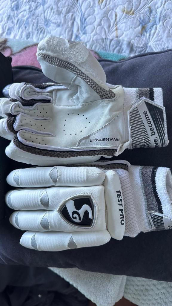 Right handed batsmen gloves