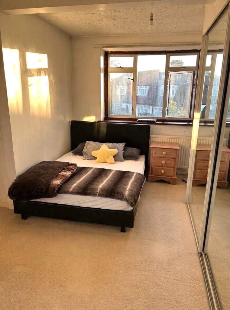 LARGE ROOM TO RENT