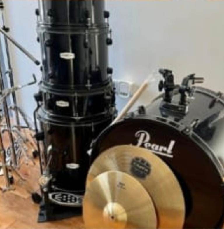 Pearl Forum 5 piece drum kit (Black)