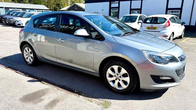 2014 Vauxhall Astra 1.6i 16V Design 5dr HATCHBACK Petrol Manual