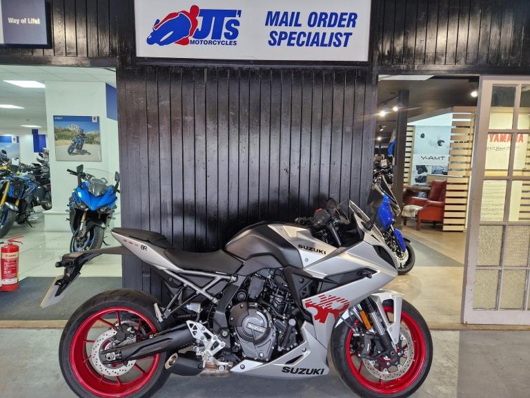2025 SUZUKI GSX-8R IN SILVER