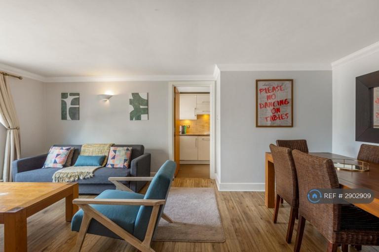 2 bedroom flat in Chelsea Court, London, N1 (2 bed) (#2902909)