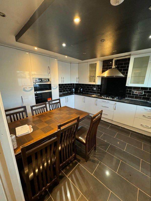 Spacious single Room in E3 