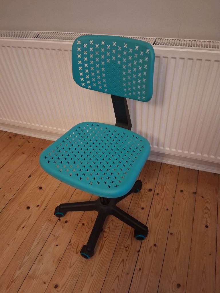 Adjustable Teal Office Chair on Wheels – Good Condition