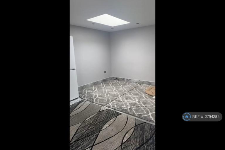 Studio flat in Almorah Road, Hounslow, TW5 (#2794284)