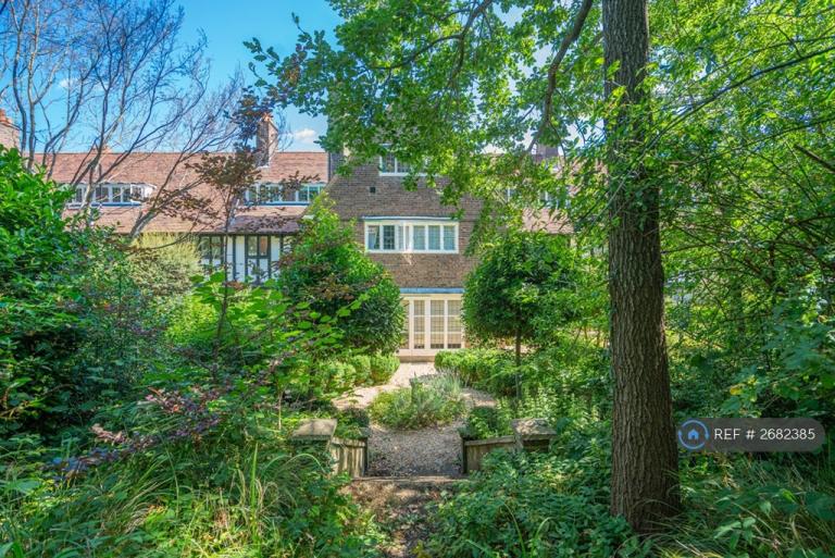 1 bedroom flat in Waterlow Court, London, NW11 (1 bed) (#2682385)