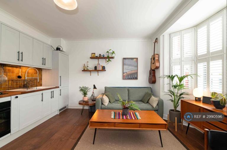 1 bedroom flat in Granville Road, London, E17 (1 bed) (#2990596)