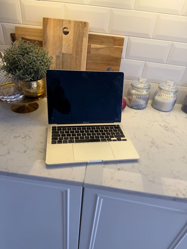 MacBook Pro 2022 - M2 Chip - 8GB RAM - 512gb SSD - Silver - Touch Bar