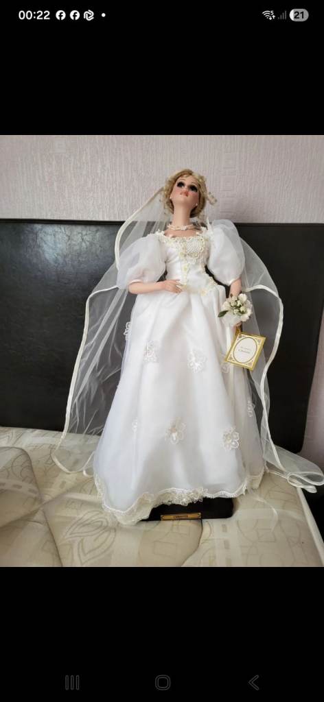 Vintage Porcelain Bride Doll in White Dress – Good Condition