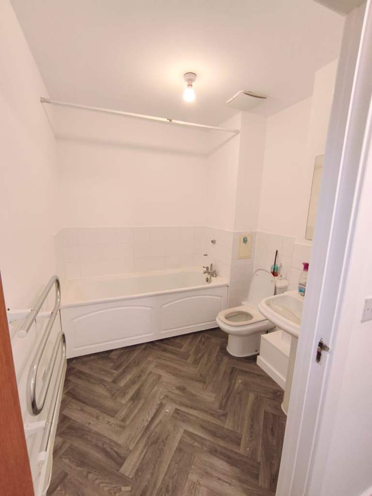 2 Bed Flat, Regal House, IG2