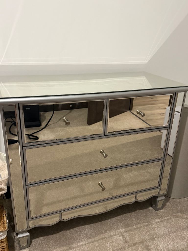 Mirrored chest of drawers