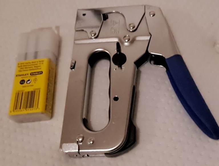 Carpet staple gun with staples